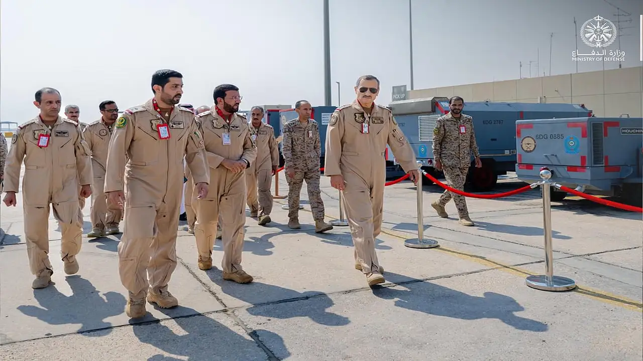 قائد القوات الجوية يتفقد الجاهزية القتالية للمشاركة في تمرين الحرب الجوي الصاروخي